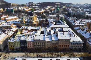 Kış kar, Ukraine.Lviv (Lvov), Doğu Ukrayna - city hall Saat Kulesi şehrin görünümünü kapsadığı Lviv Panoraması