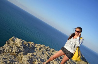  Telefonda konuşan kadın.