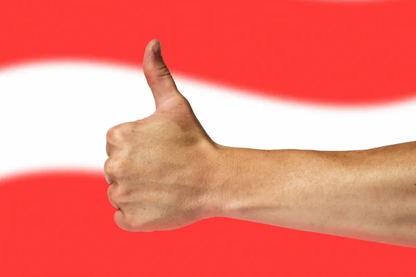 Великі пальці вгору на тлі прапор Австрії — стокове фото