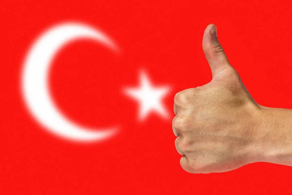 Daumen hoch auf dem Hintergrund einer türkischen Flagge — Stockfoto