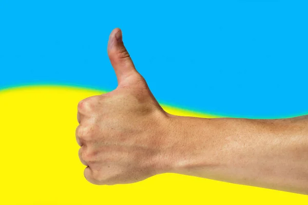 竖起大拇指对背景的乌克兰国旗。 — 图库照片
