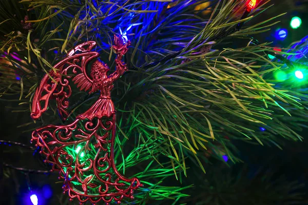 Juguetes y una guirnalda en un árbol de Navidad — Foto de Stock