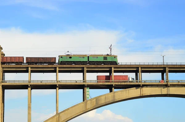Gökyüzü köprüsü üzerinde seyahat aracı ve tren — Stok fotoğraf