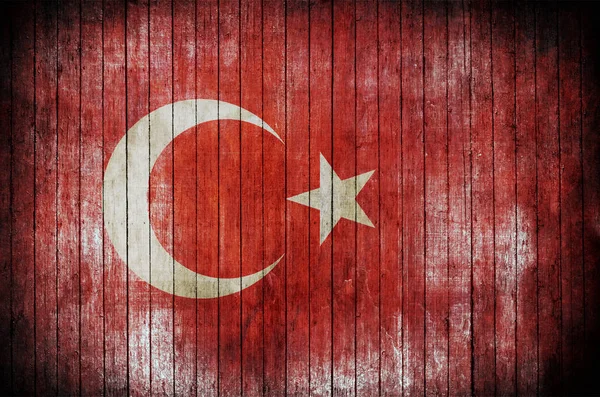 나무 배경에서 터키 국기 — 스톡 사진