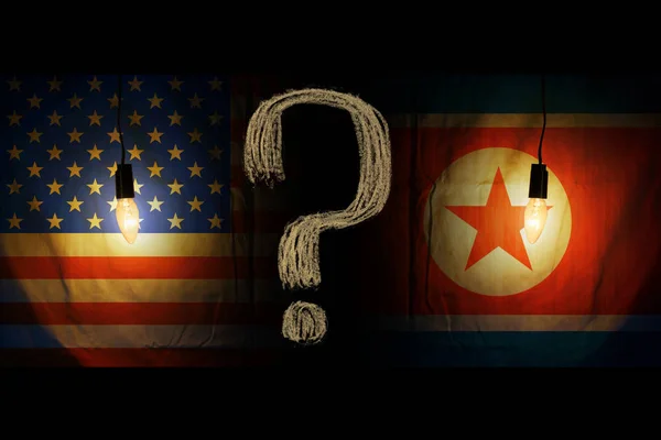 US-amerikanische und nordkoreanische Flaggen. Die Beziehungen zwischen den Ländern, die Kriegsgefahr. das versteckt ist. — Stockfoto