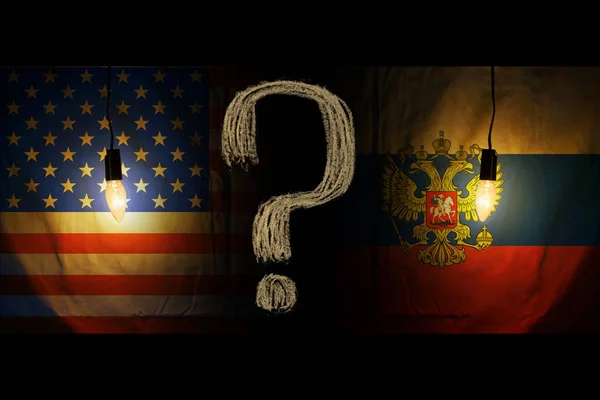 Прапори США та російською мовами. Відносини між країнами, суперництво — стокове фото
