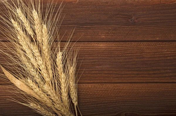 Ahşap arka planda buğday kulakları