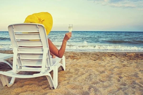 Vrouw champagne drinken op de kust — Stockfoto