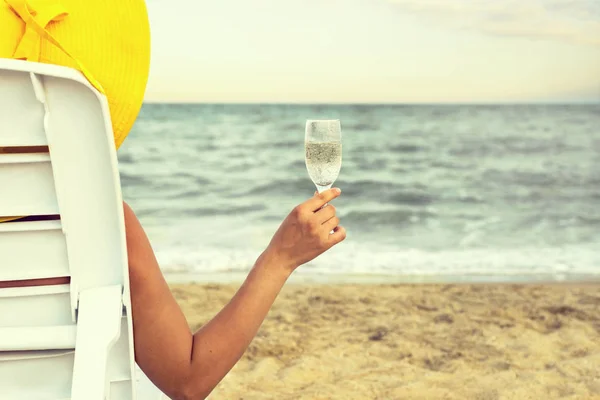 Vrouw champagne drinken op de kust — Stockfoto