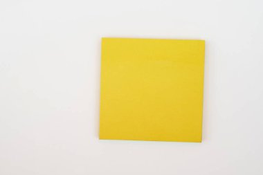 Beyaz zemin üzerine sarı not defteri