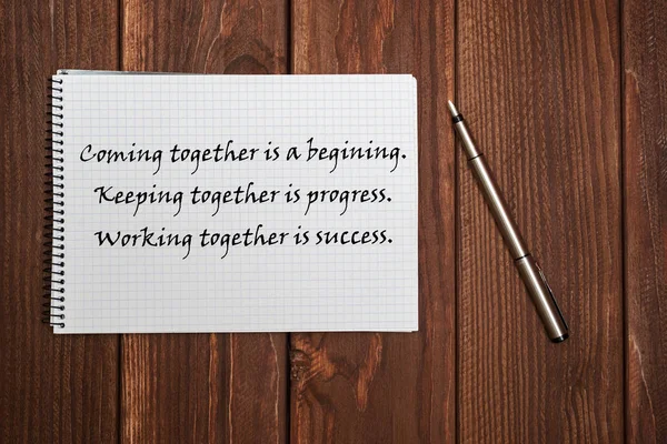 Schreiben auf dem Notizbuch. Zusammenkommen ist ein Anfang. Zusammenhalt ist ein Fortschritt. Zusammenarbeit ist ein Erfolg — Stockfoto