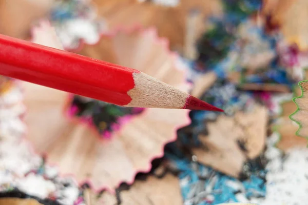 Crayon rouge au-dessus des copeaux du crayon — Photo