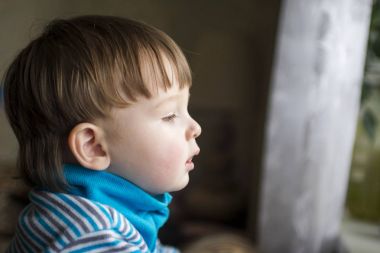 triest kind kijken uit het raam