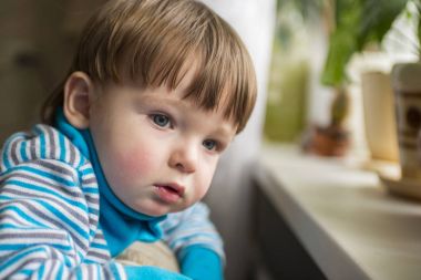 triest kind kijken uit het raam