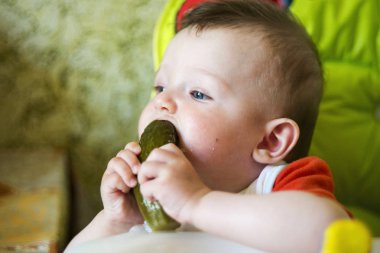 küçük çocuk çocuk sandalyede oturan yiyor