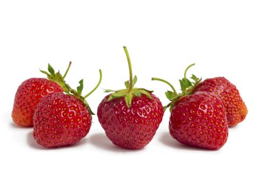 Beyaz arka planda çilekler