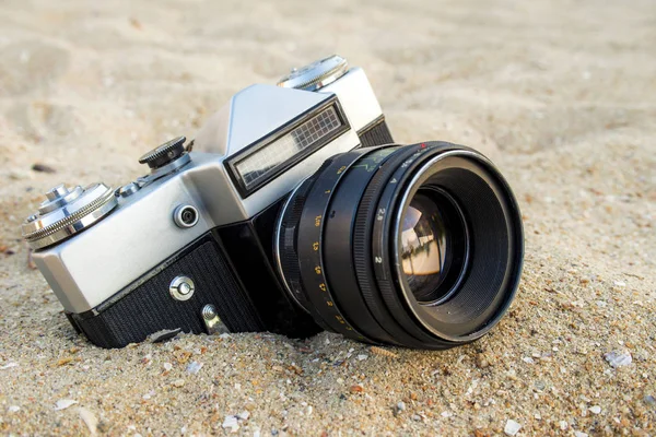 Câmera retro na areia — Fotografia de Stock