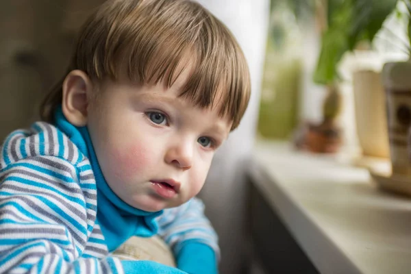 triest kind kijken uit het raam