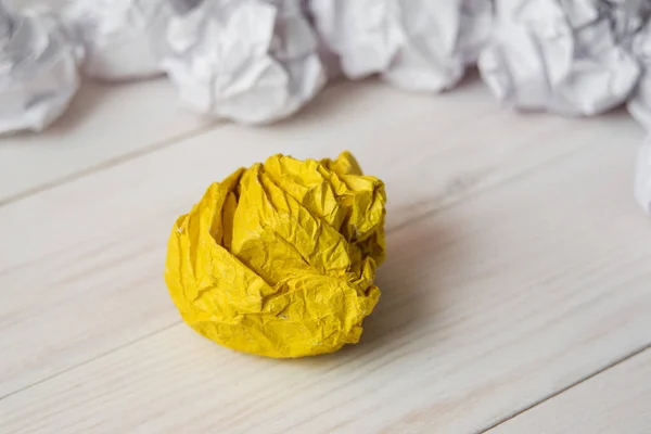 Ensemble de boules de papier froissées avec un jaune — Photo