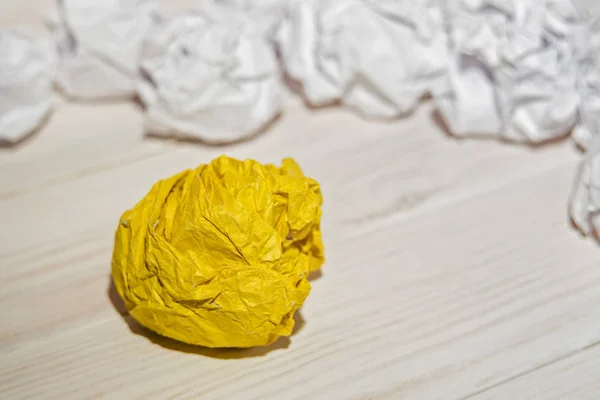 Ensemble de boules de papier froissées avec un jaune — Photo