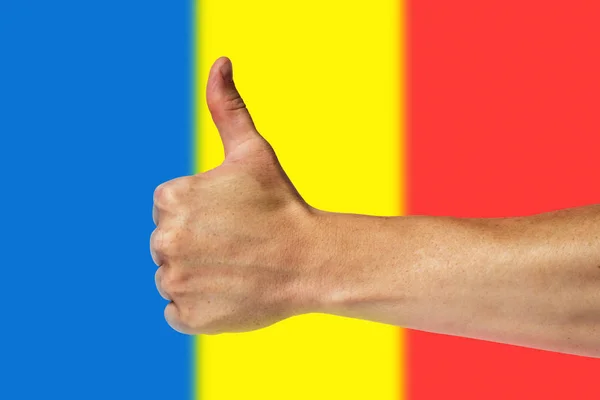 Pollici su uno sfondo di una bandiera di Romania — Foto Stock