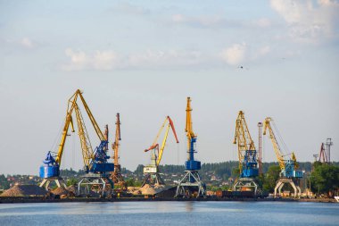 Nehirde büyük liman vinçleri 
