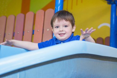 Çocuk oyun bahçesinde, çocuk labirentinde oynuyor. çocuk kaydırağı