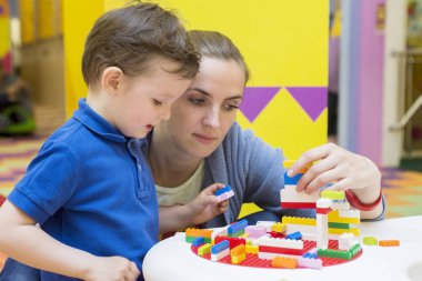 Anne ve çocuk birlikte, oyun kurucunun inşa