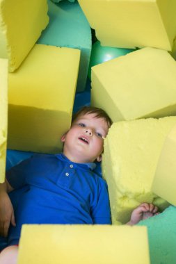 yumuşak sokak kapalı çocuk oyun alanı ile küçük çocuk oyun