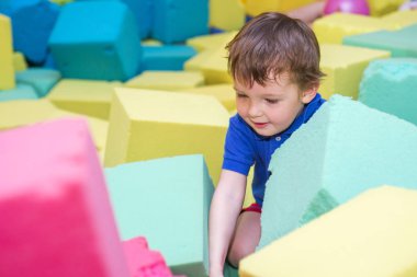 yumuşak sokak kapalı çocuk oyun alanı ile küçük çocuk oyun