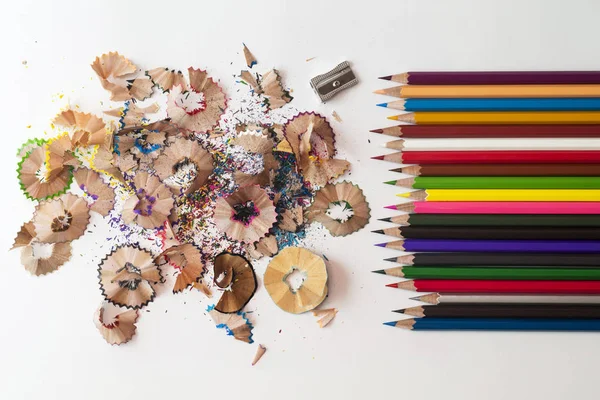 Lot de crayons colorés et pile de copeaux de crayon colorés — Photo