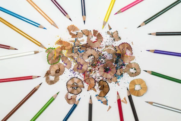 Lot de crayons colorés et pile de copeaux de crayon colorés — Photo