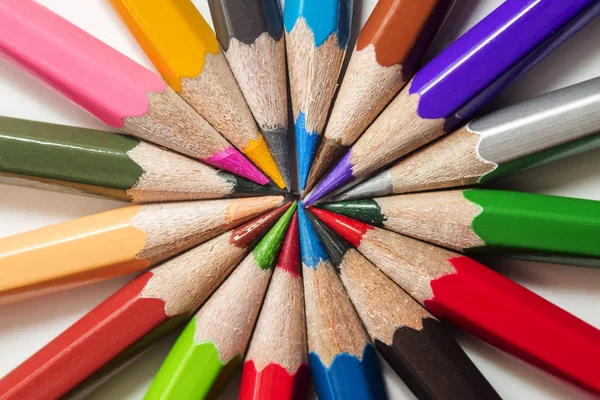 Crayons de couleur disposés dans des couleurs de roue de couleur — Photo