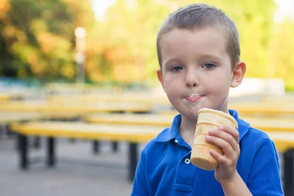 Милый Малыш Ешь Мороженое Ребенок Ест Мороженое Открытом Воздухе — стоковое фото