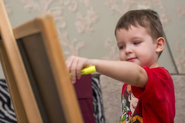 Ребенок рисует на доске — стоковое фото