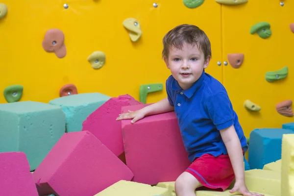 Niño pequeño jugar con bloques suaves en el patio interior de los niños — Foto de Stock