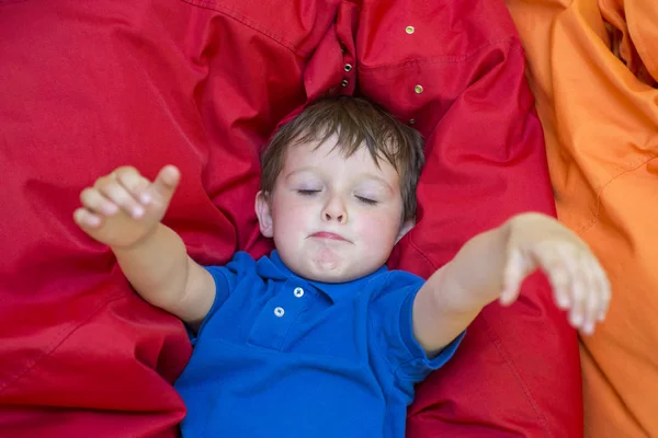 Srandovní Chlapec Ušklíbl Malé Dítě Hrající Hřišti — Stock fotografie