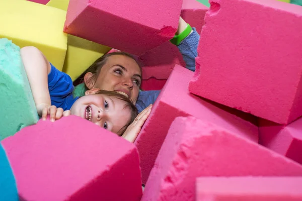 Madre Hijo Jugando Con Bloques Suaves Parque Infantil Interior — Foto de Stock