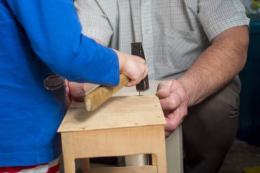 çocuk ve dedesi veya baba birlikte yapmak bir kuş yuvası
