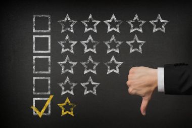 Başparmak aşağı Blackboard ile bir yıldız denetim listesi beğenilme