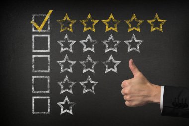 Başparmak yukarıya üstünde Blackboard ile beş yıldızlı denetim listesi beğenilme