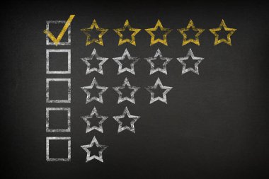 Yazı tahtası üzerinde beş yıldızlı denetim listesi Rating