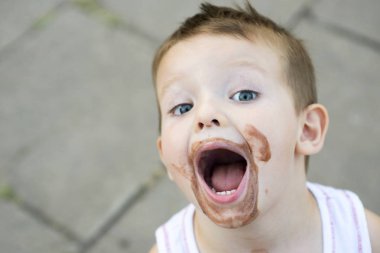 Çocuk dondurma bulaşmış. kirli çocuk