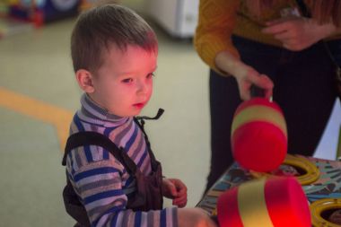 Küçük çocuk oyun arcade makinesi ile