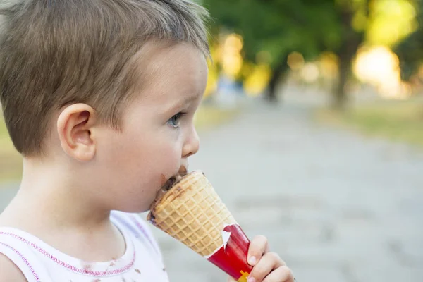Anak laki-laki Toddler lucu Makan Ice-Cream. anak dengan wajah kotor makan es krim — Stok Foto