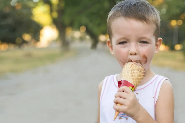 Милый Мальчик Тоддлер Ест Мороженое Ребенок Грязным Лицом Ест Мороженое — стоковое фото