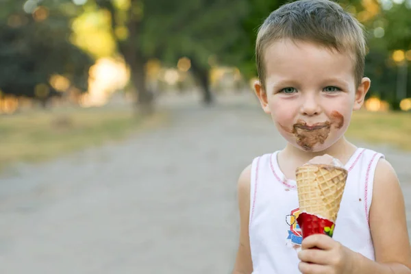 Anak laki-laki Toddler lucu Makan Ice-Cream. anak dengan wajah kotor makan es krim — Stok Foto