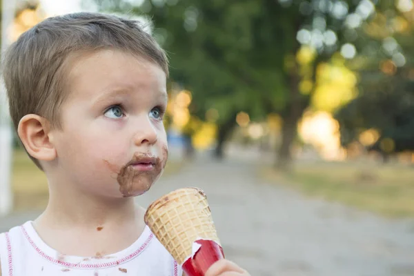 Милый Мальчик Тоддлер Ест Мороженое Ребенок Грязным Лицом Ест Мороженое — стоковое фото