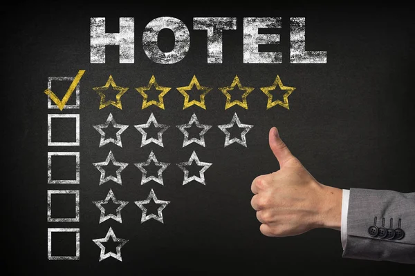 Best Hotel - 5 stjärnklassificering. tummen upp hotel gyllene stjärnor griffeltavla — Stockfoto