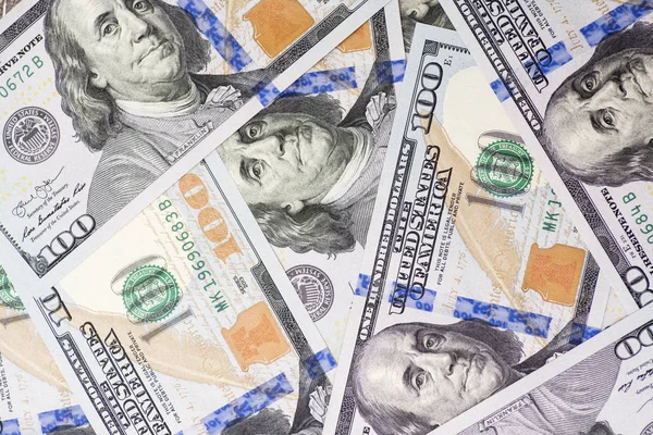 Ovanifrån av 100-dollarssedlar tillverkade som bakgrund. Begreppet användbar valuta. Dollar kontant bakgrund — Stockfoto